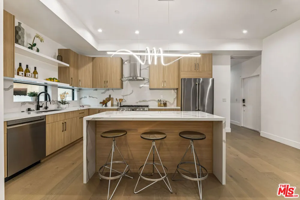 1170 S Lucerne Boulevard Los Angeles, CA 90019