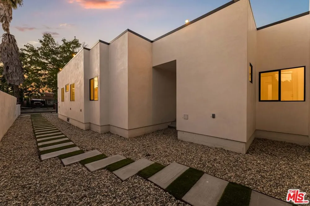 1170 S Lucerne Boulevard Los Angeles, CA 90019