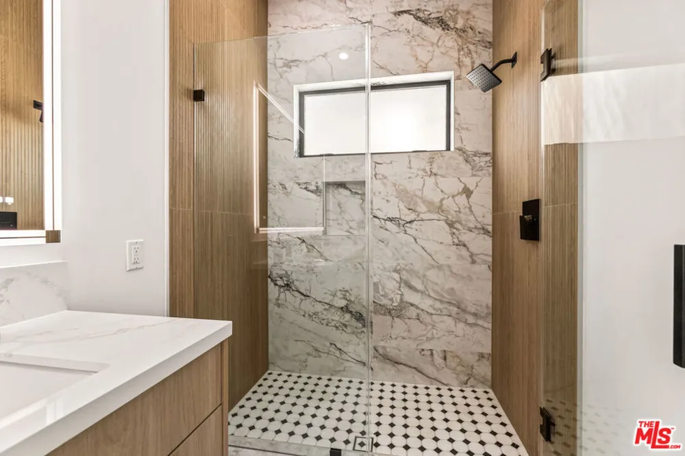 1170 S Lucerne Boulevard Los Angeles, CA 90019