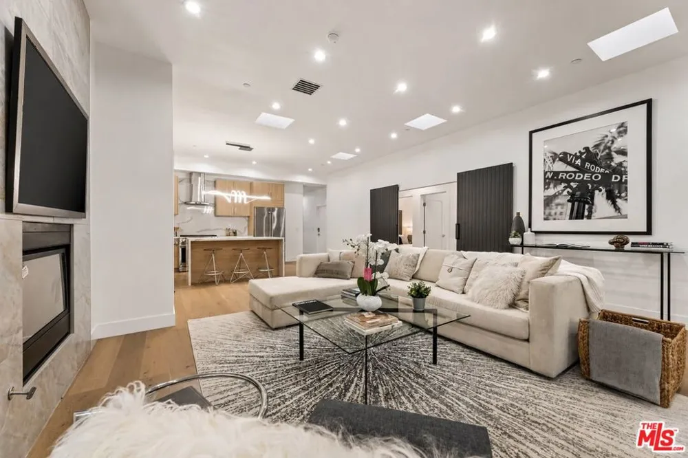 1170 S Lucerne Boulevard Los Angeles, CA 90019