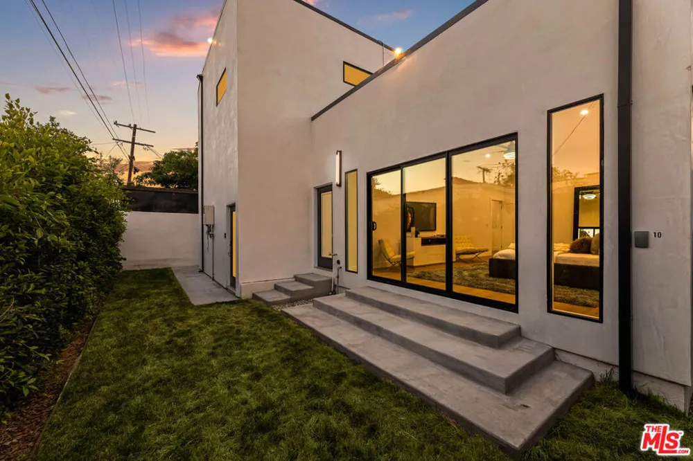 1170 S Lucerne Boulevard Los Angeles, CA 90019