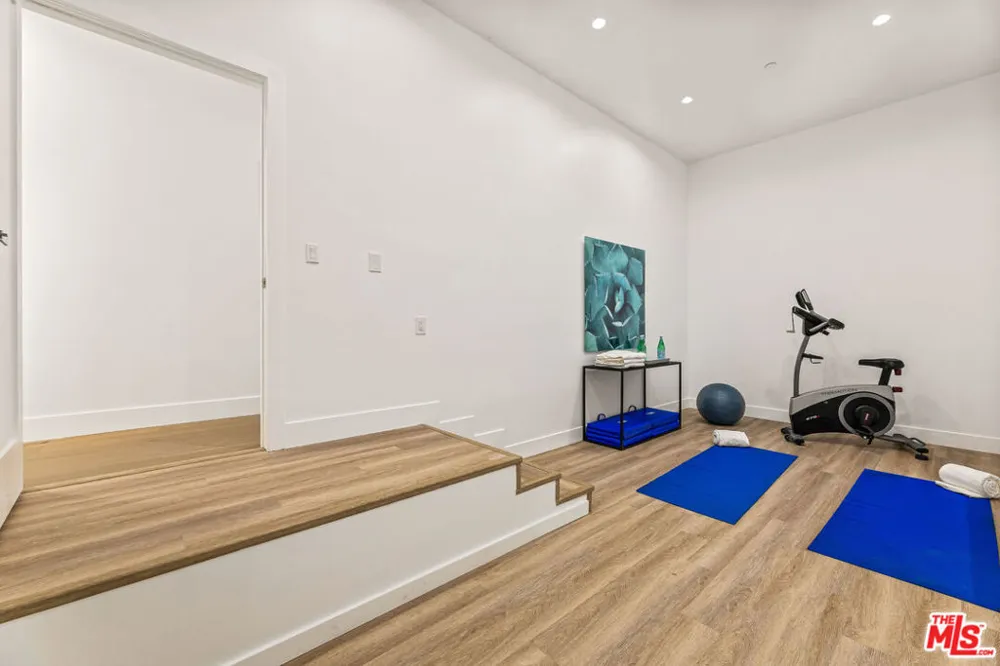 1170 S Lucerne Boulevard Los Angeles, CA 90019