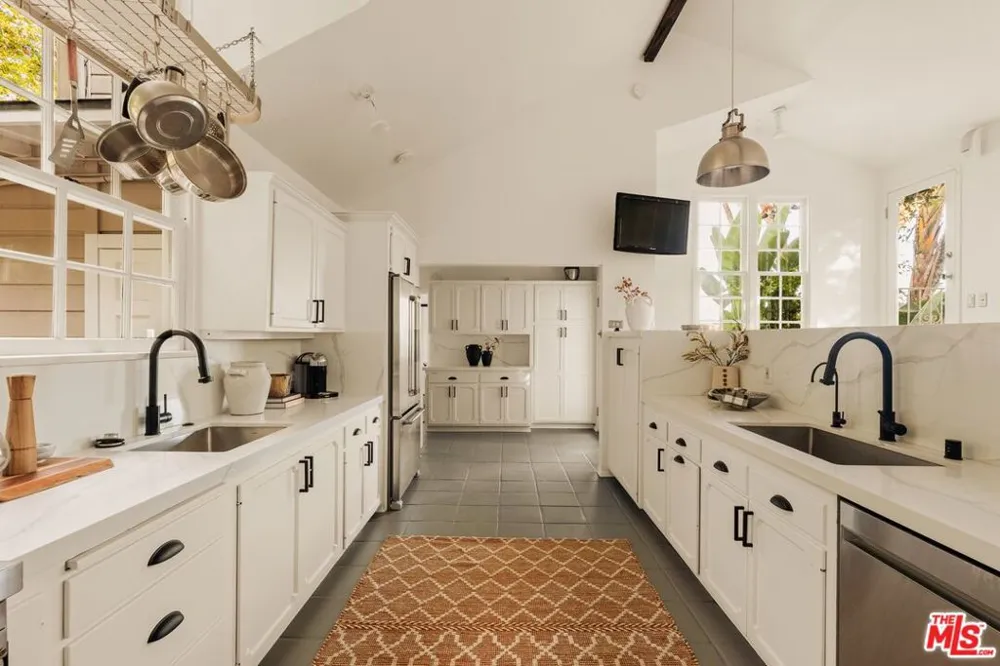 1454 Blueridge Drive Los Angeles, CA 90210