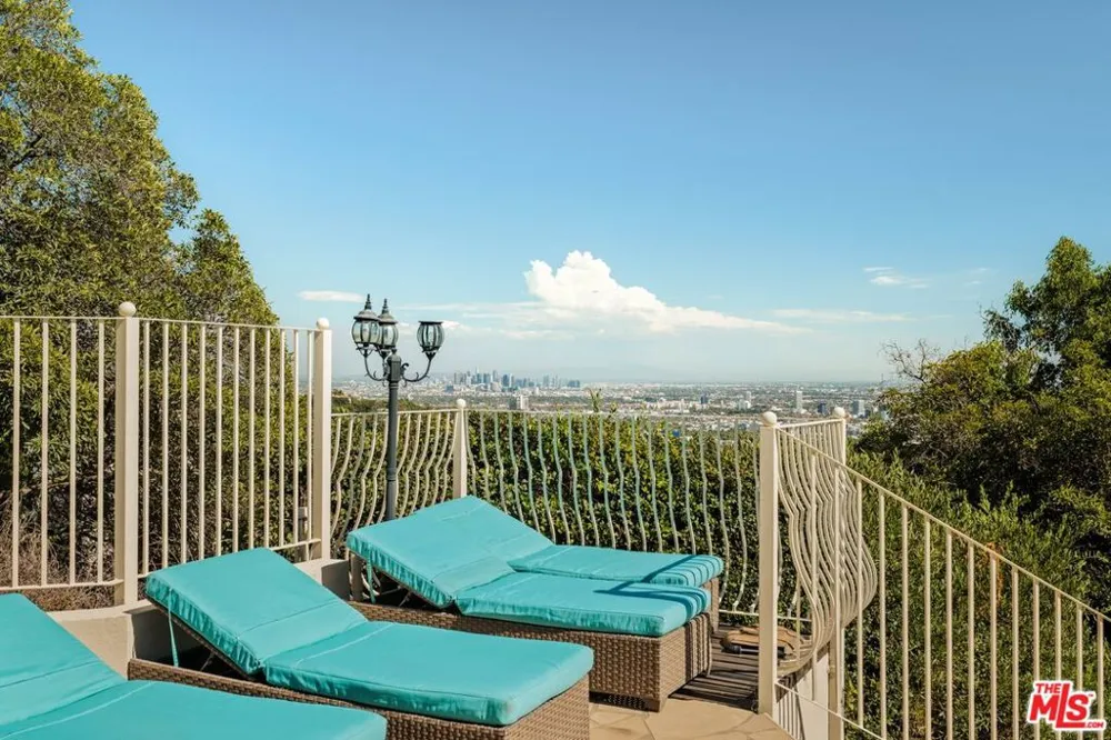 1454 Blueridge Drive Los Angeles, CA 90210