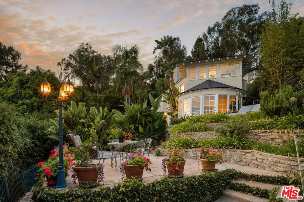 1454 Blueridge Drive Los Angeles, CA 90210
