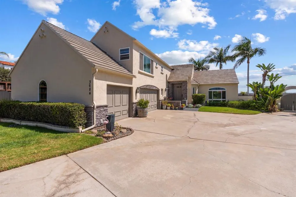 3684 Maria Ln Carlsbad, CA 92008