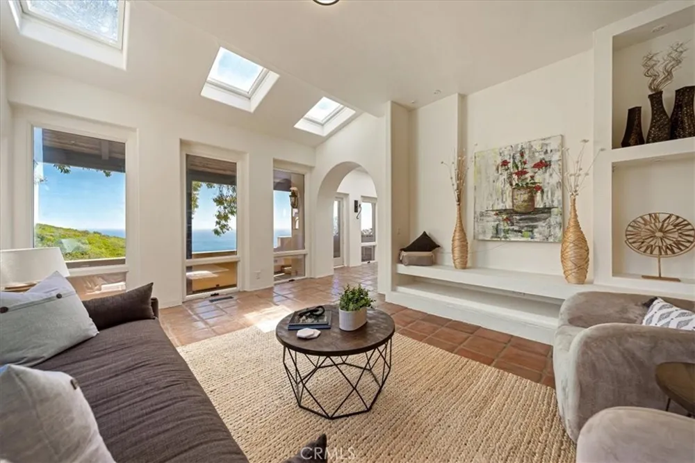 1046 Oro Laguna Beach, CA 92651