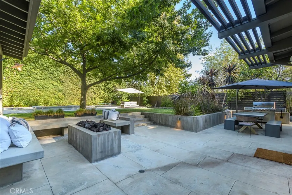 5128 Hillard La Canada Flintridge, CA 91011