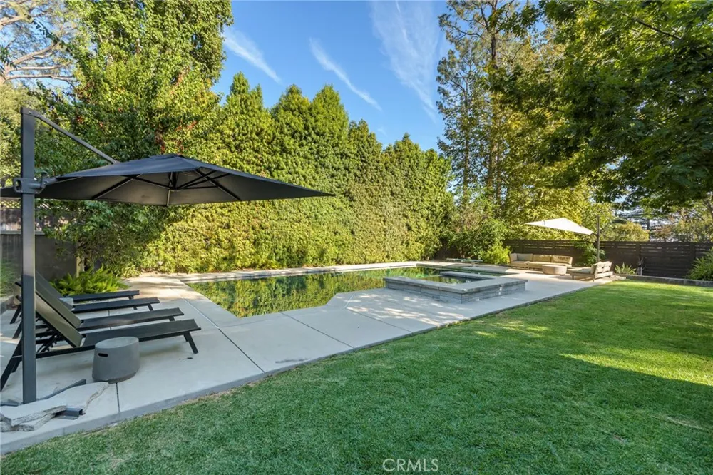 5128 Hillard La Canada Flintridge, CA 91011