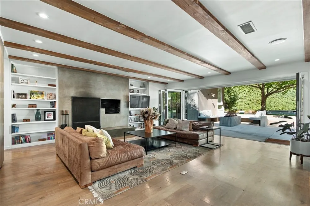 5128 Hillard La Canada Flintridge, CA 91011