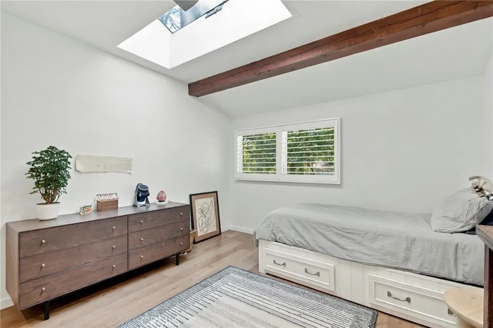 5128 Hillard La Canada Flintridge, CA 91011