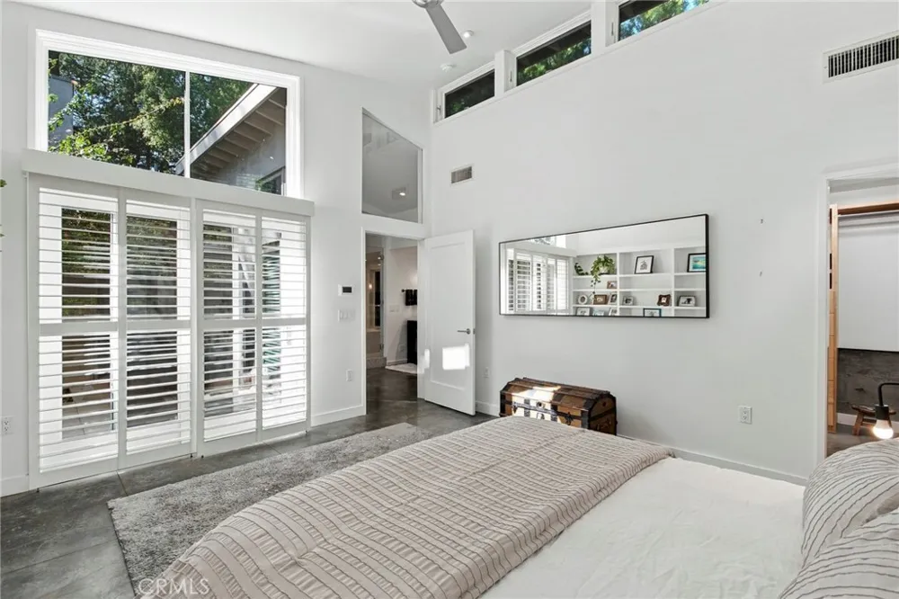 5128 Hillard La Canada Flintridge, CA 91011