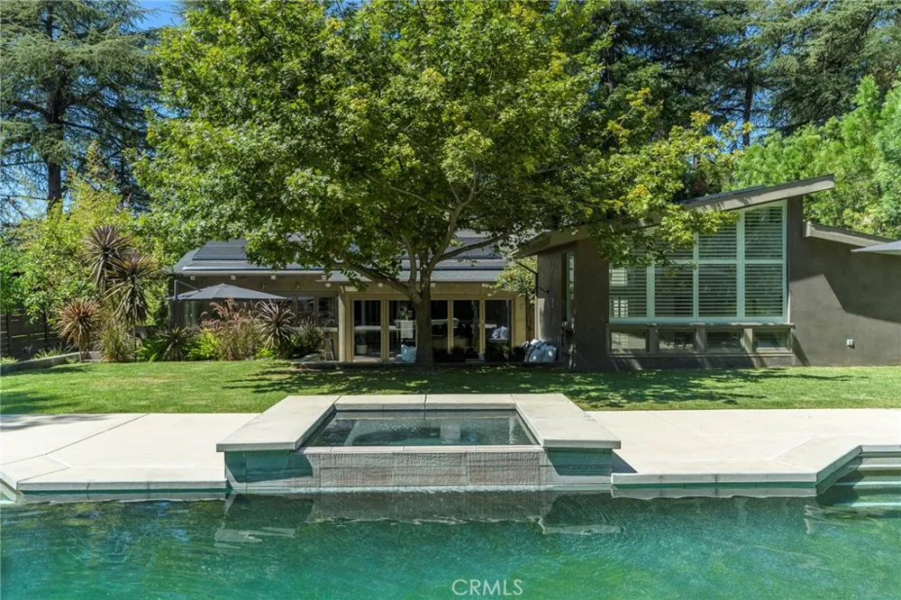 5128 Hillard La Canada Flintridge, CA 91011