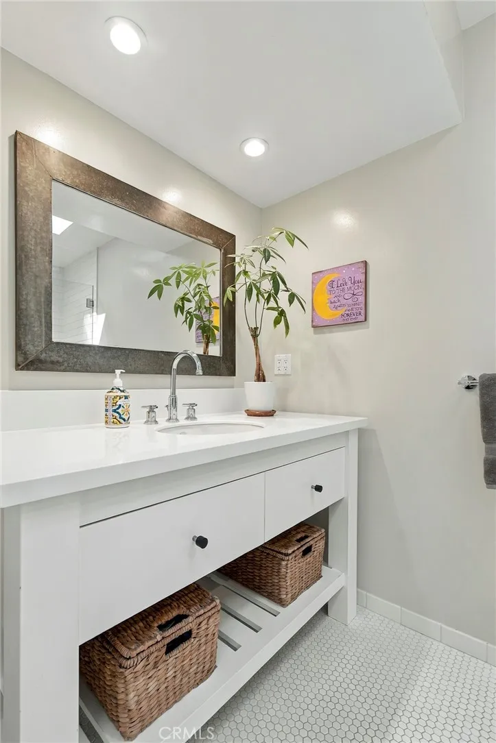 5128 Hillard La Canada Flintridge, CA 91011