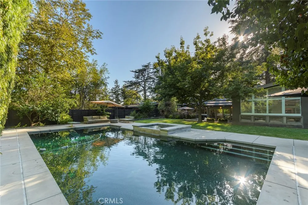 5128 Hillard La Canada Flintridge, CA 91011