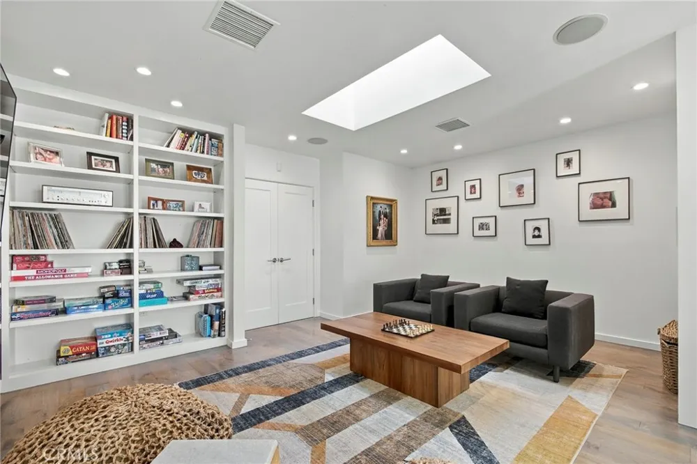 5128 Hillard La Canada Flintridge, CA 91011