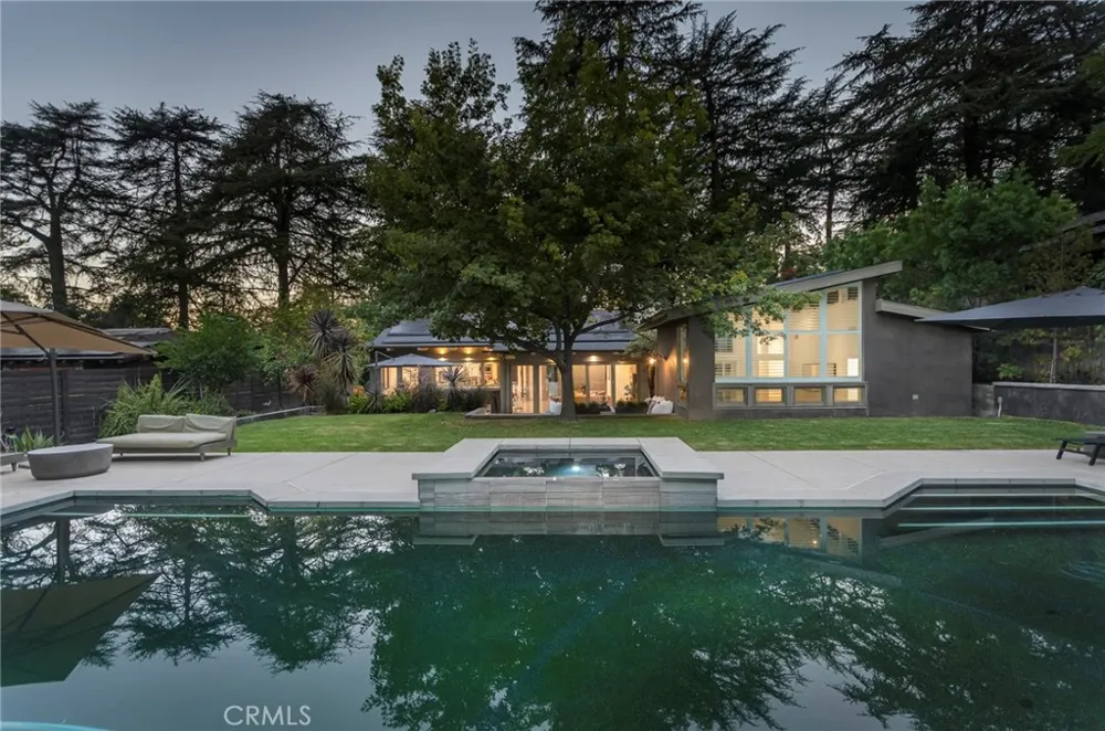 5128 Hillard La Canada Flintridge, CA 91011