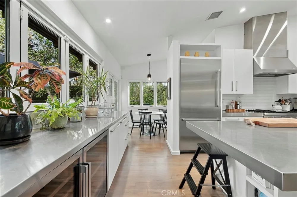 5128 Hillard La Canada Flintridge, CA 91011