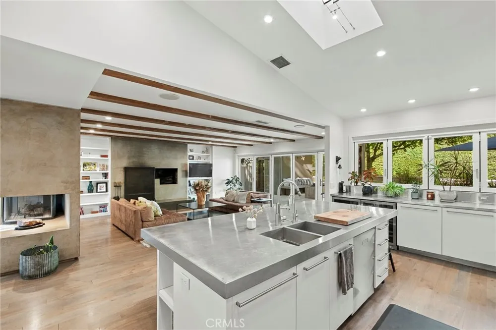 5128 Hillard La Canada Flintridge, CA 91011