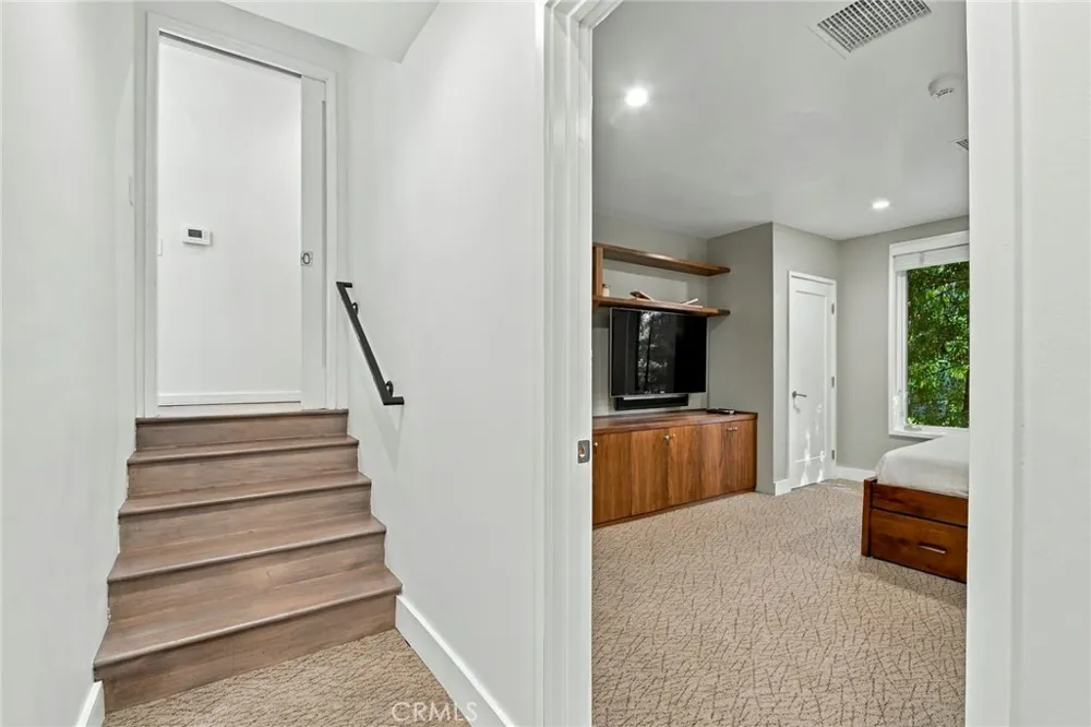5128 Hillard La Canada Flintridge, CA 91011