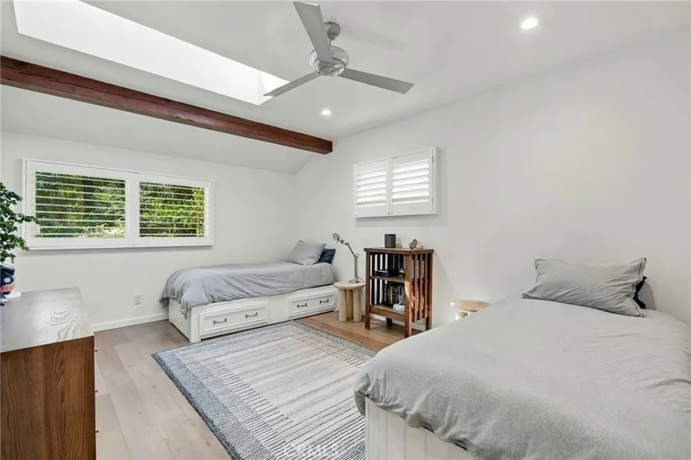 5128 Hillard La Canada Flintridge, CA 91011