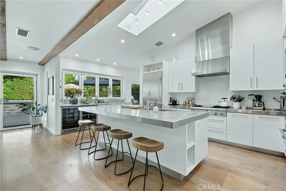 5128 Hillard La Canada Flintridge, CA 91011