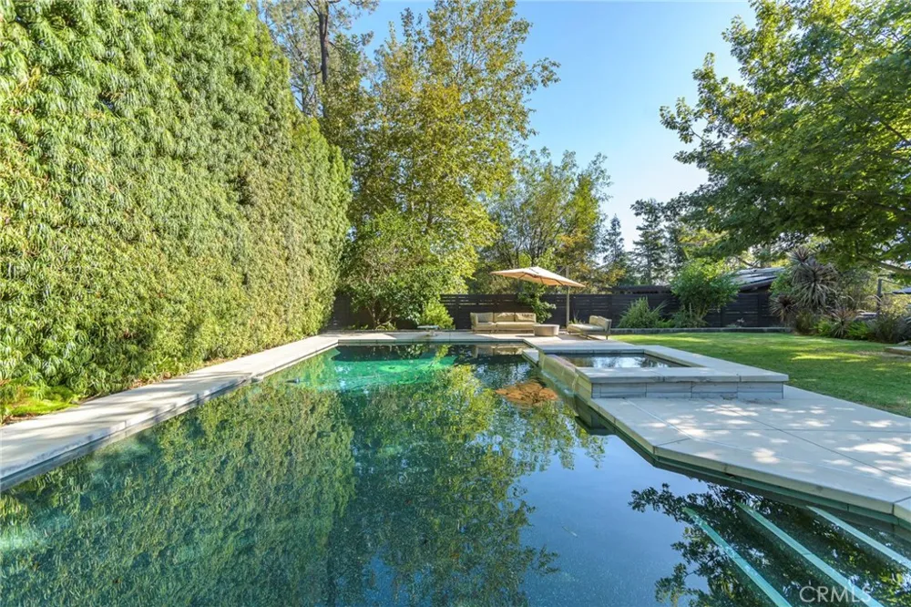 5128 Hillard La Canada Flintridge, CA 91011
