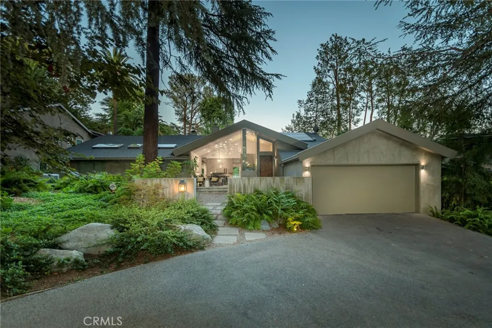 5128 Hillard La Canada Flintridge, CA 91011