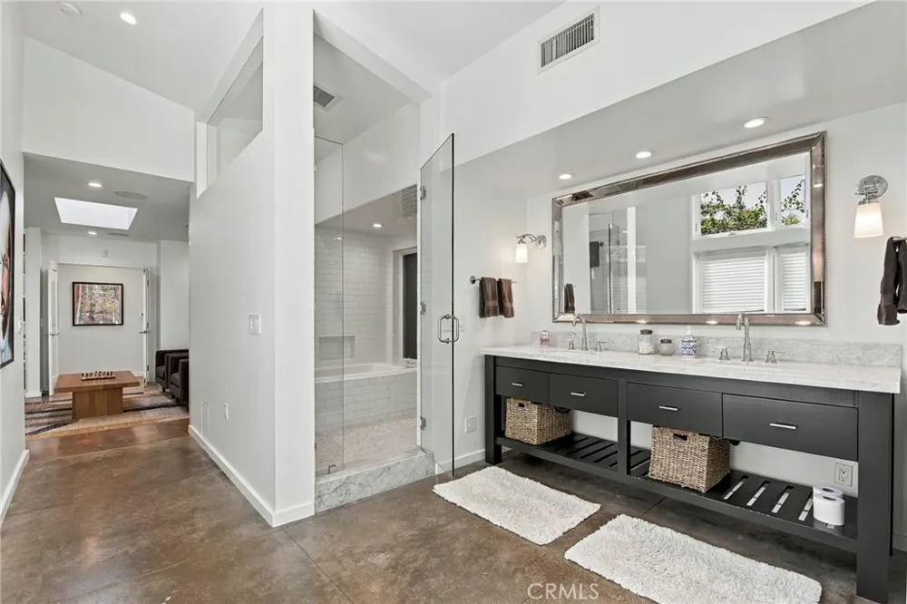 5128 Hillard La Canada Flintridge, CA 91011