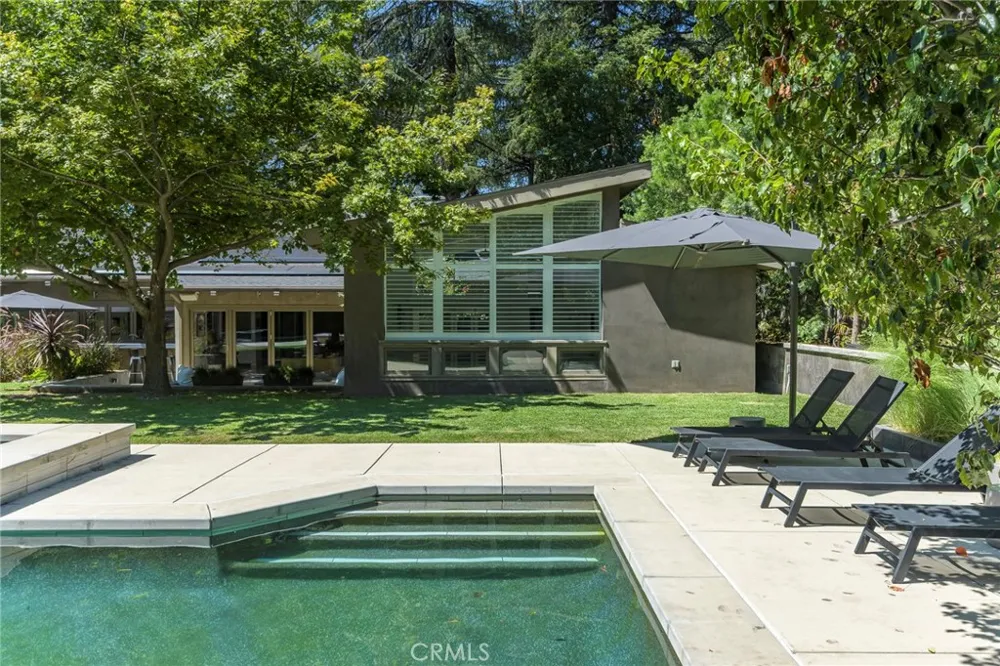 5128 Hillard La Canada Flintridge, CA 91011