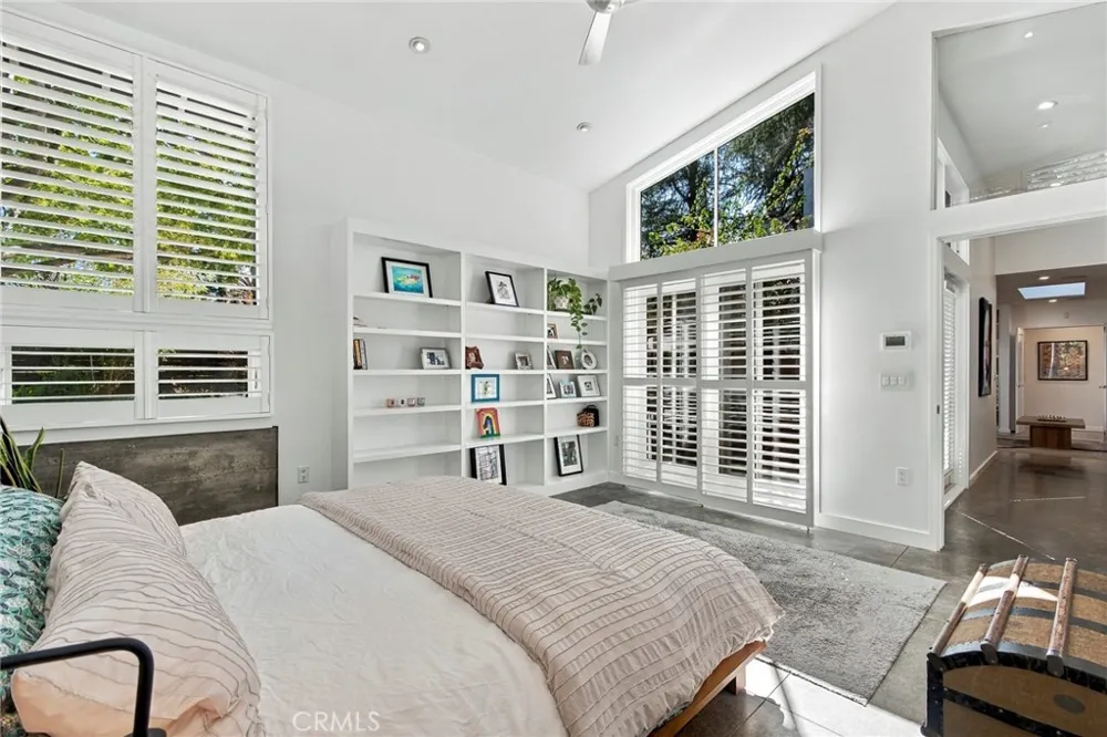 5128 Hillard La Canada Flintridge, CA 91011
