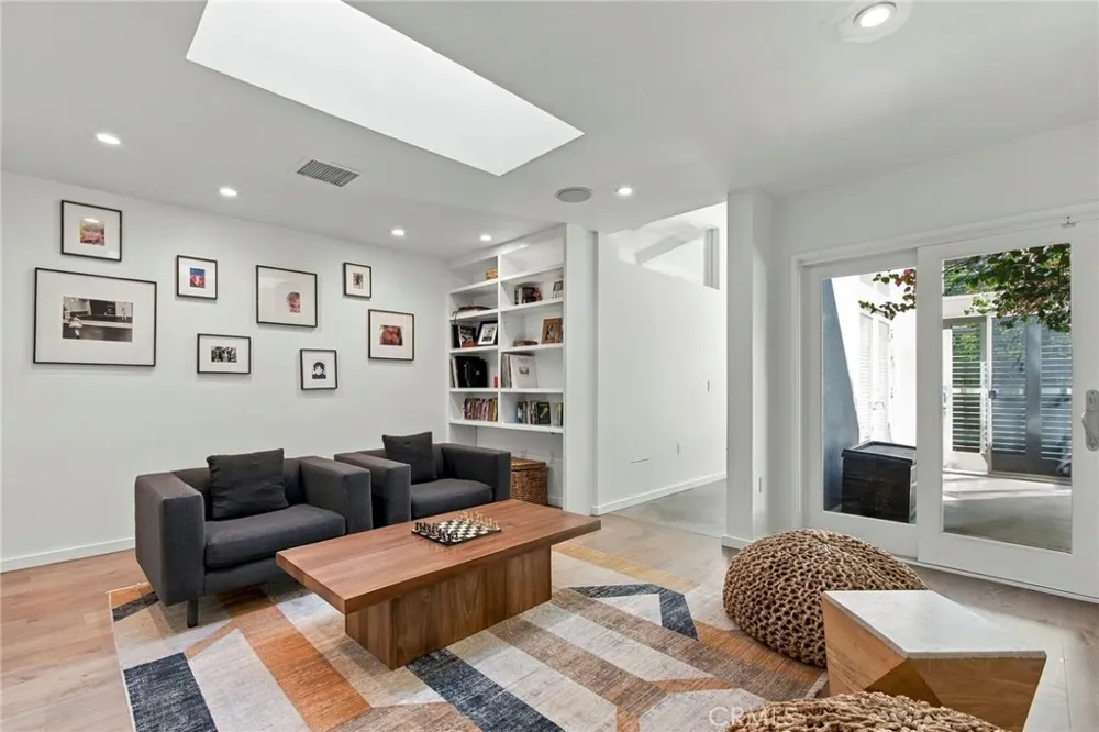 5128 Hillard La Canada Flintridge, CA 91011