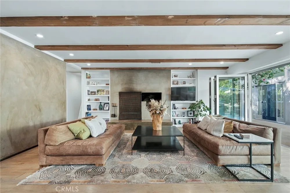 5128 Hillard La Canada Flintridge, CA 91011