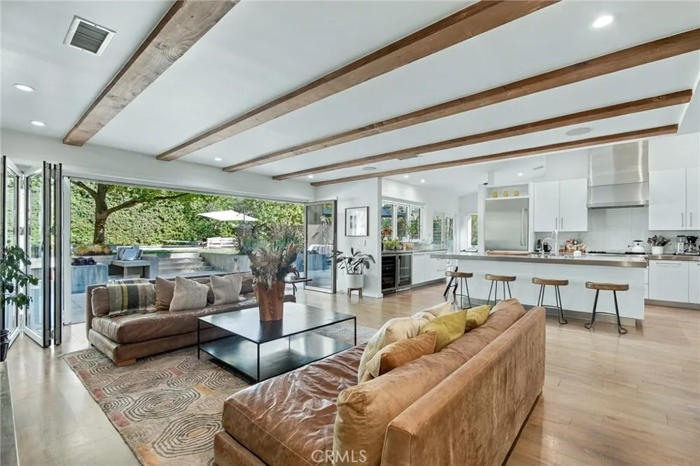 5128 Hillard La Canada Flintridge, CA 91011