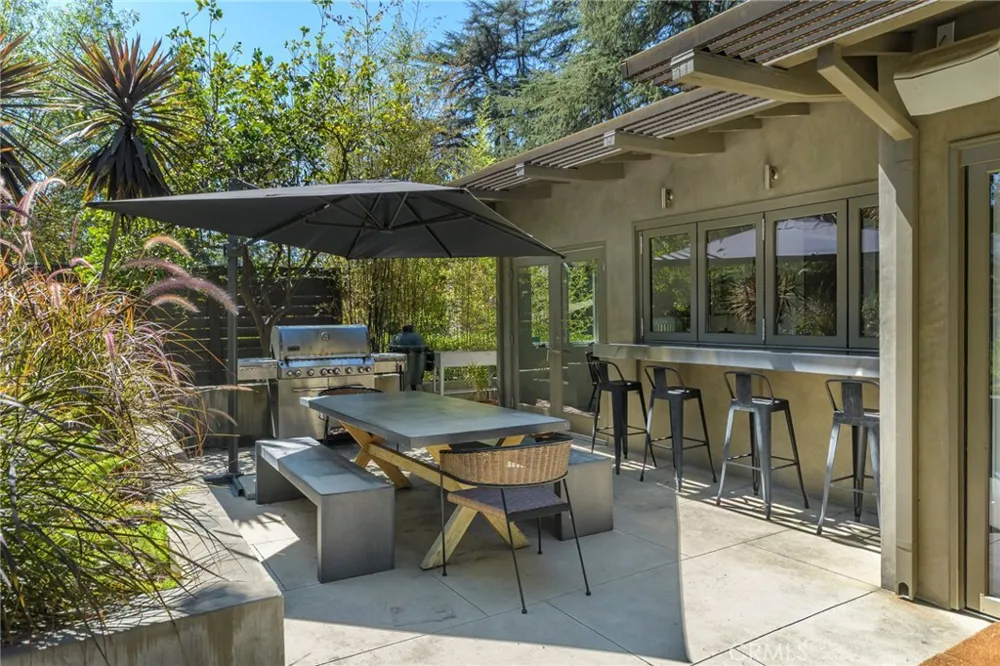 5128 Hillard La Canada Flintridge, CA 91011