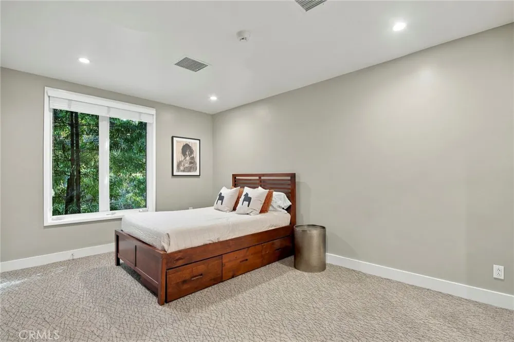 5128 Hillard La Canada Flintridge, CA 91011