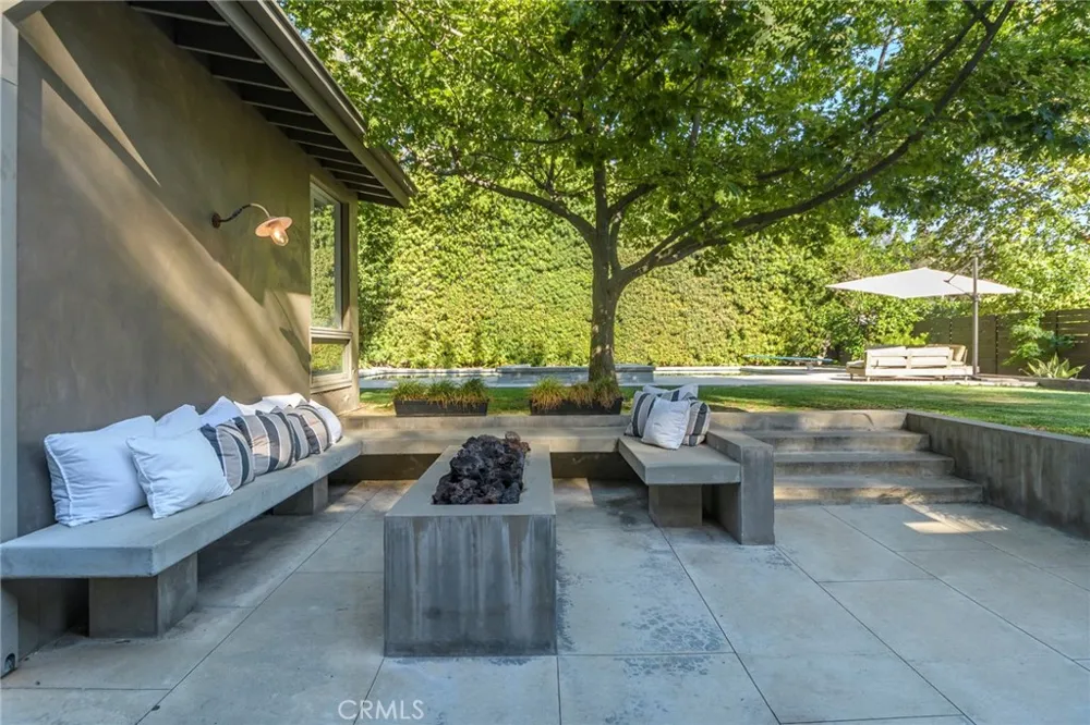 5128 Hillard La Canada Flintridge, CA 91011
