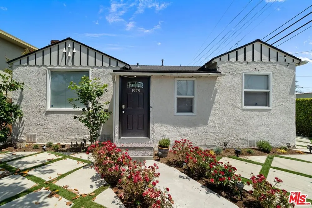 1978 S Holt Avenue Los Angeles, CA 90034