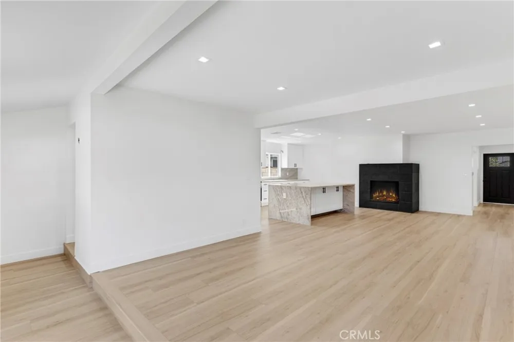 15043 Tuba Los Angeles, CA 91345