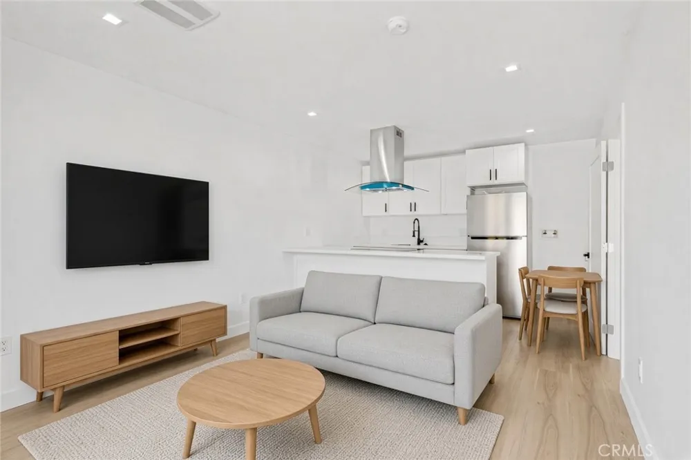 15043 Tuba Los Angeles, CA 91345