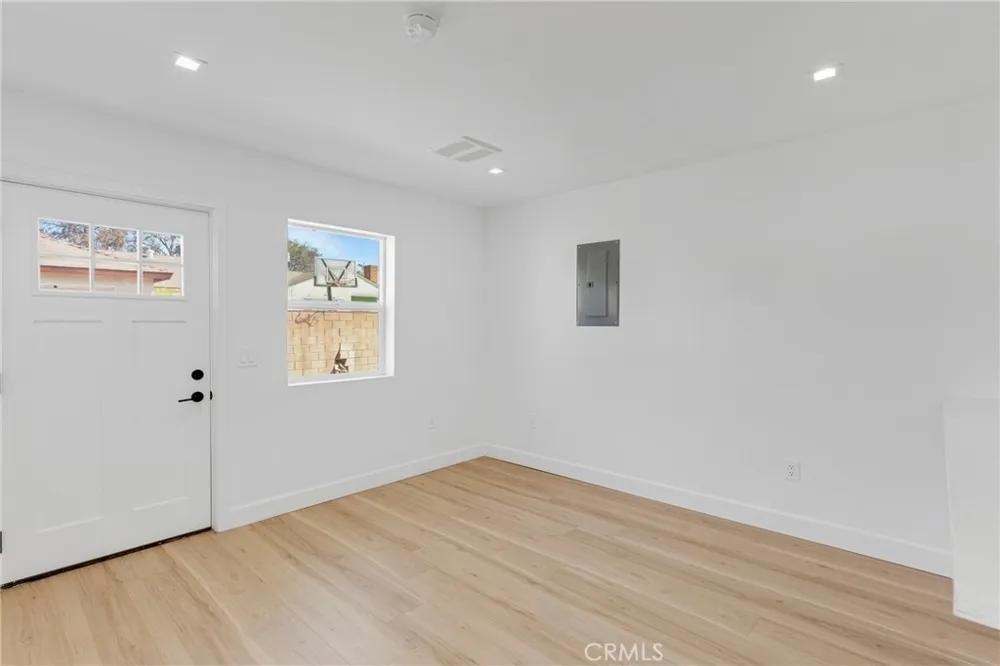 15043 Tuba Los Angeles, CA 91345