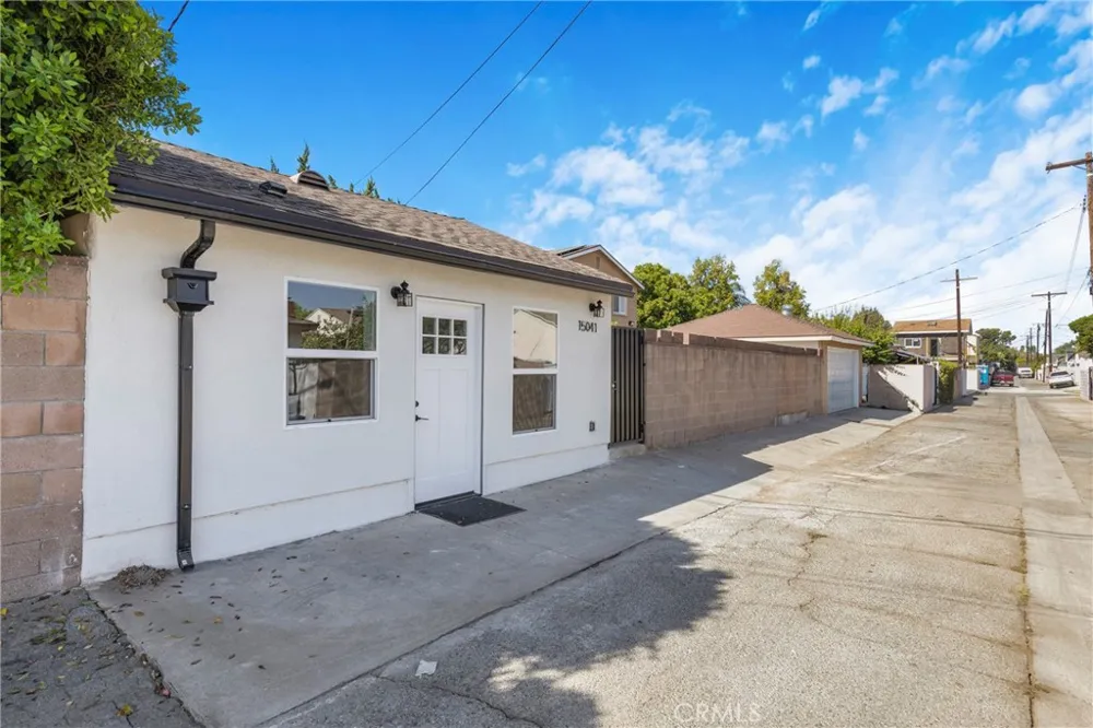 15043 Tuba Los Angeles, CA 91345
