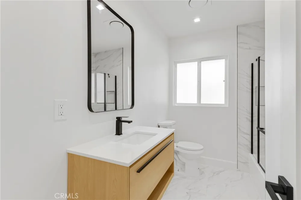 15043 Tuba Los Angeles, CA 91345
