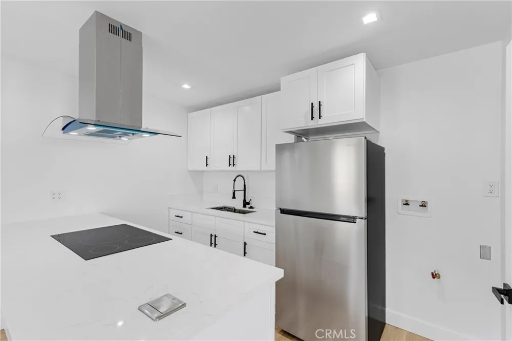 15043 Tuba Los Angeles, CA 91345