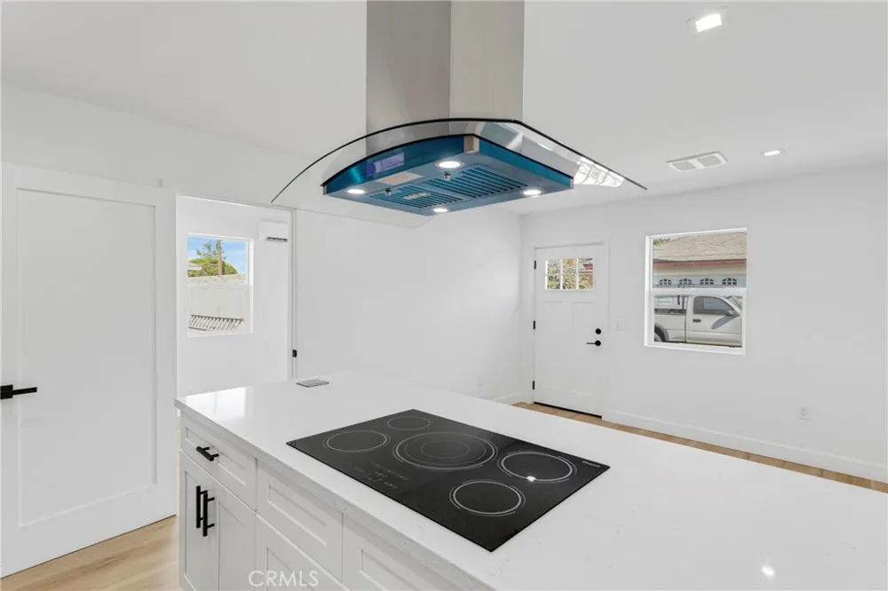 15043 Tuba Los Angeles, CA 91345