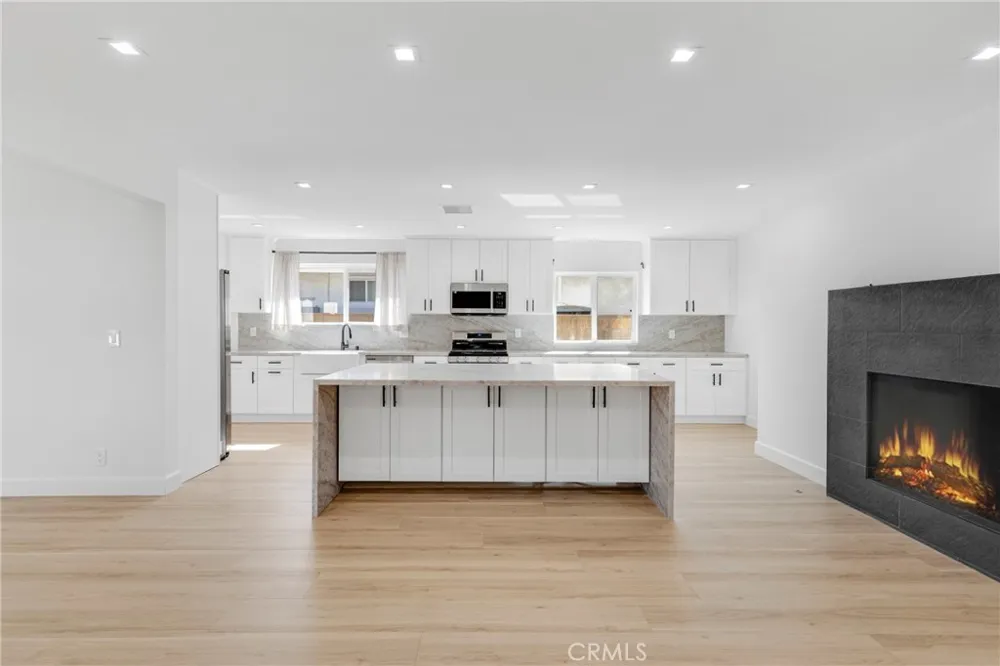 15043 Tuba Los Angeles, CA 91345