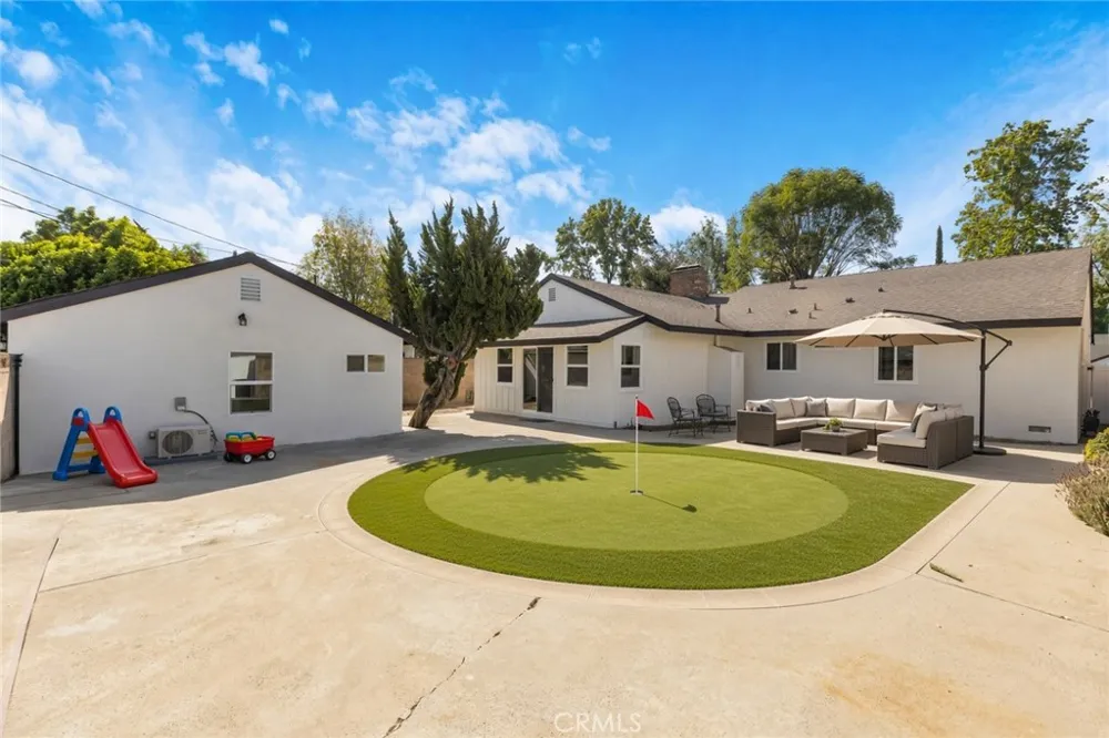 15043 Tuba Los Angeles, CA 91345