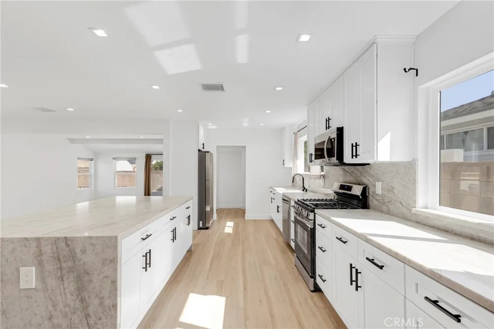 15043 Tuba Los Angeles, CA 91345