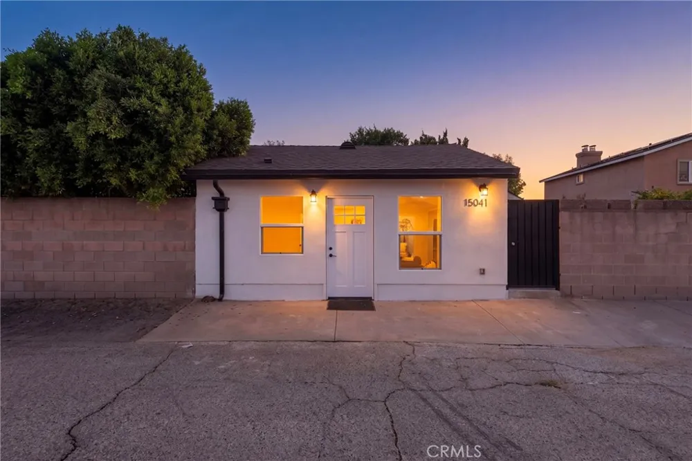 15043 Tuba Los Angeles, CA 91345