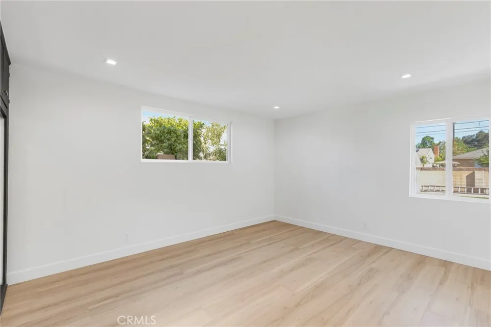 15043 Tuba Los Angeles, CA 91345